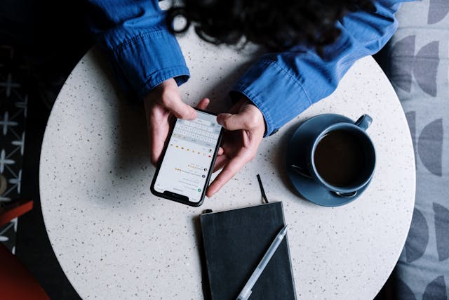 شخص يعلق على منشور على Instagram.