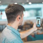 يقوم شخص بتسجيل قصة على Instagram.
