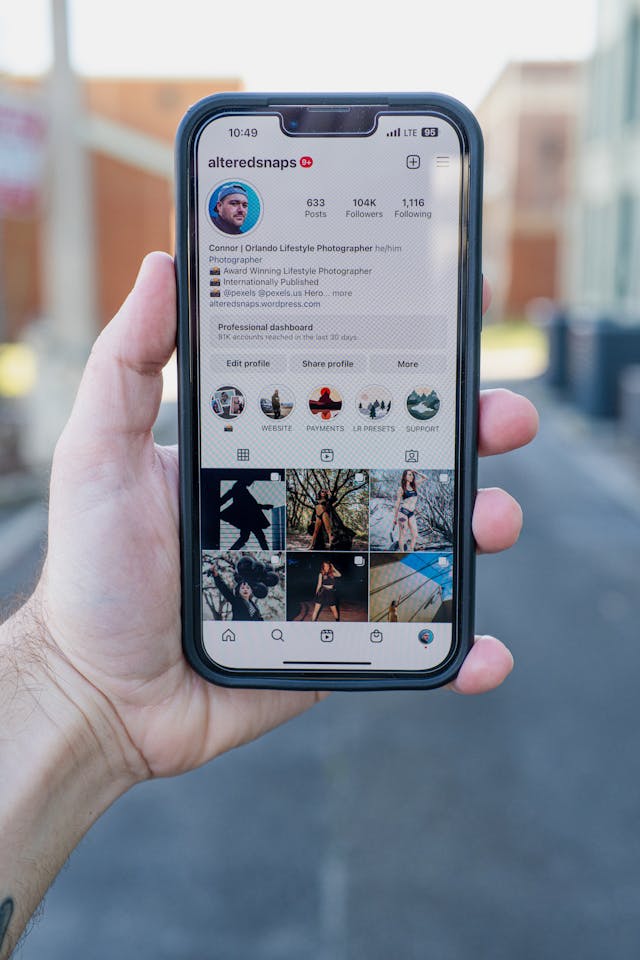 رجل يحمل هاتفه مع فتح ملفه الشخصي على Instagram.