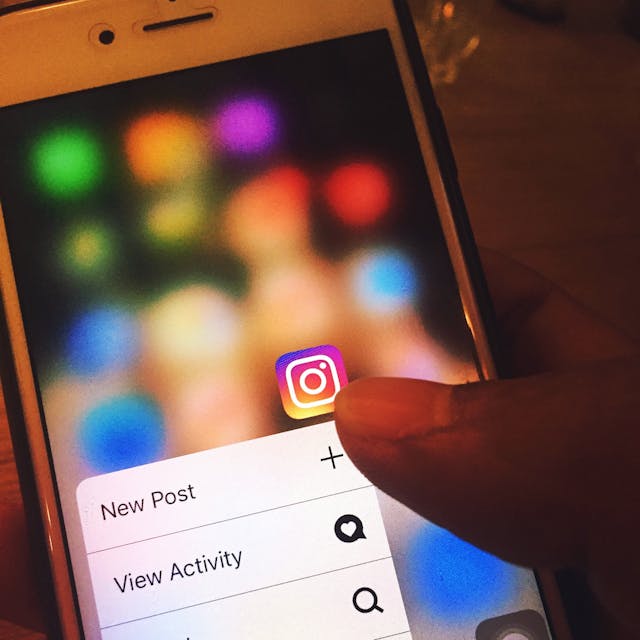 تطبيق Instagram يعمل على الشاشة الرئيسية للهاتف الذكي.