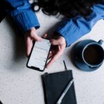 رجل يرتدي قميصا أزرق يعلق على Instagram.