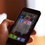 يتم عرض أيقونات تطبيقات Meta على هاتف ذكي.