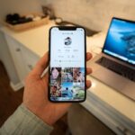 شخص يحمل هاتفًا ذكيًا يعرض حساب TikTok لشخص ما على المنصة.