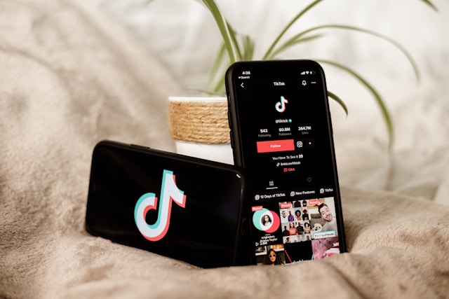 هاتف يظهر شعار TikTok بجانب آخر على صفحة TikTok الخاصة بالتطبيق.