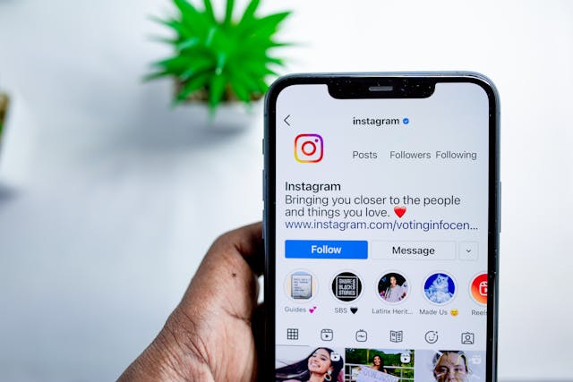 هاتف يعرض صفحة Instagram الخاصة بـ IG، بما في ذلك أبرز ما فيها.