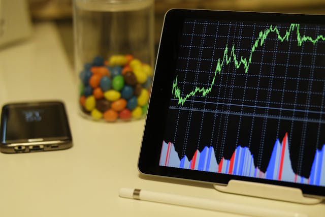 جهاز لوحي يعرض قراءات أسعار الأسهم مع مرور الوقت.