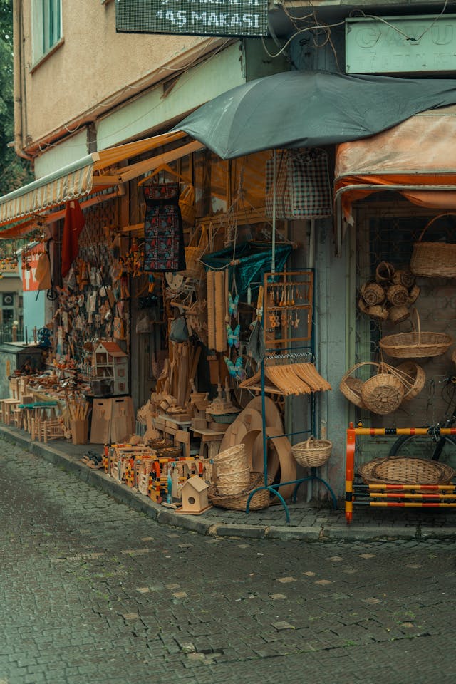 متجر في الشارع يبيع السلال والمنتجات المصنوعة من الخشب.