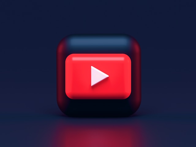 شعار يوتيوب مكبّر على خلفية زرقاء داكنة.