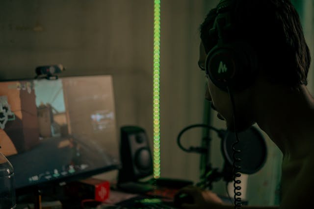 شخص يلعب لعبة Counter-Strike وهو يرتدي سماعات رأس ويستخدم كاميرا ويب.
