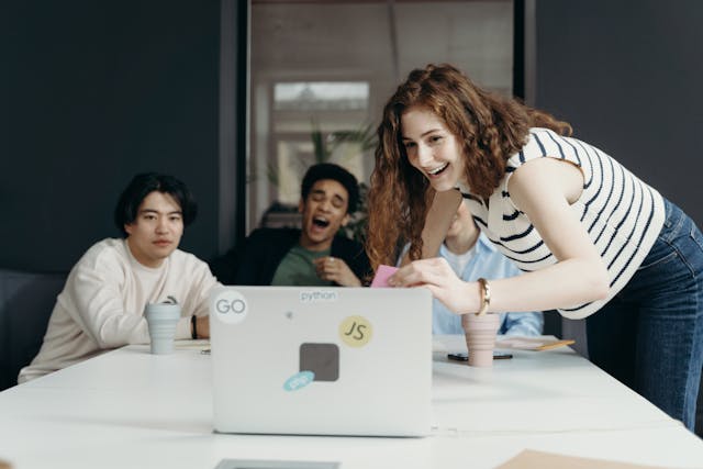 Eine Gruppe von Marketingexperten plant ihre Influencer-Kampagne.