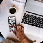 Eine Person, die mit ihrem Smartphone auf Instagram surft.