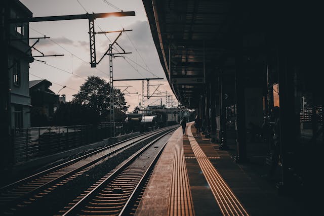 Aufgenommen von einem Bahnsteig am Nachmittag mit einem Hochkontrastfilter.