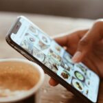 Eine Person, die ihren Instagram-Feed auf dem Telefon durchblättert.