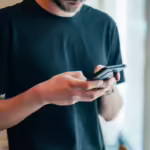 Eine Person hält ein Smartphone in ihren Händen.