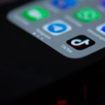 Vergrößerte Aufnahme des TikTok-Symbols auf einem Smartphone-Bildschirm.