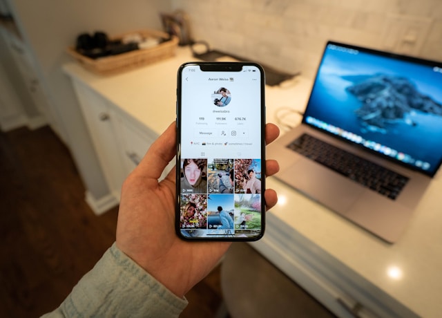 Ein Nutzer auf TikTok, der sich das Profil eines anderen Nutzers ansieht.