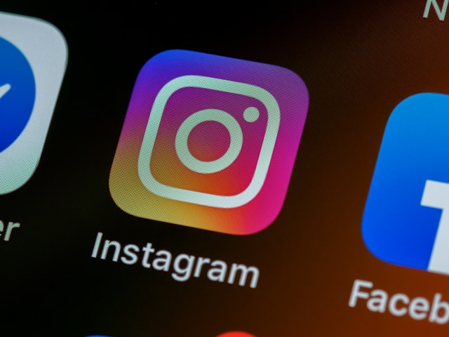 Vergrößertes Instagram-Symbol auf einem Smartphone-Bildschirm.