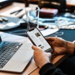 Eine Person liest einen Blogbeitrag auf ihrem Telefon.