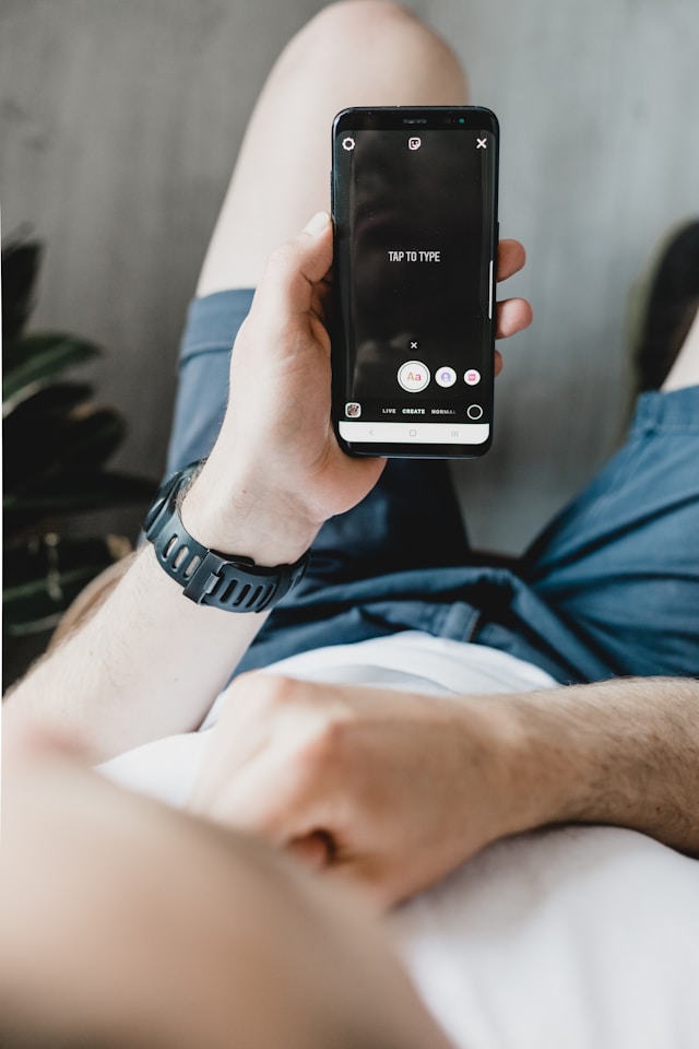 Eine Person schreibt einen Text für ihre Instagram-Story.