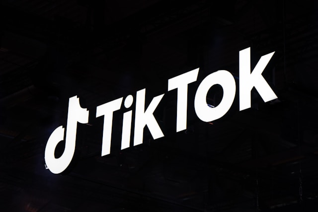 Ein schwarzes Banner mit dem Logo von TikTok. 