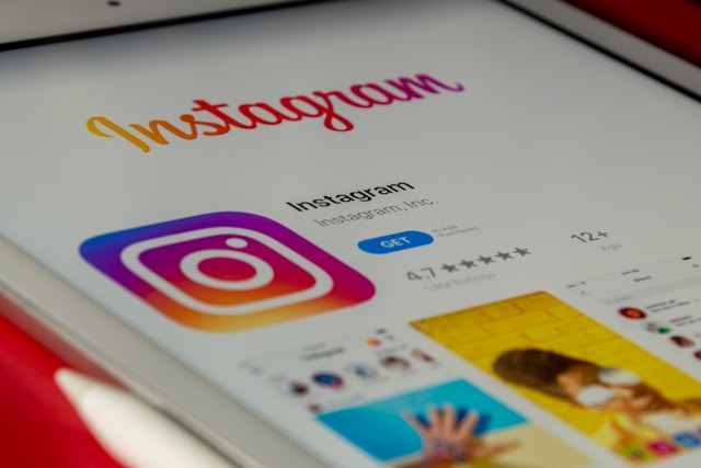  Instagram-App im Anwendungsspeicher auf einem Smartphone.