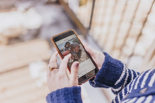 Eine Person, die durch Instagram scrollt.