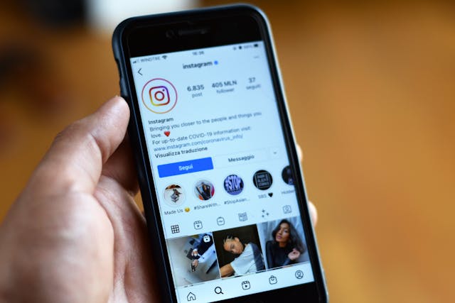 Ein Telefon, das den eigenen IG-Account von Instagram zeigt, auf dem eine Story zu sehen ist.