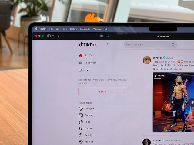 Ein Laptop, auf dem die TikTok-Browser-For-You-Seite angezeigt wird.