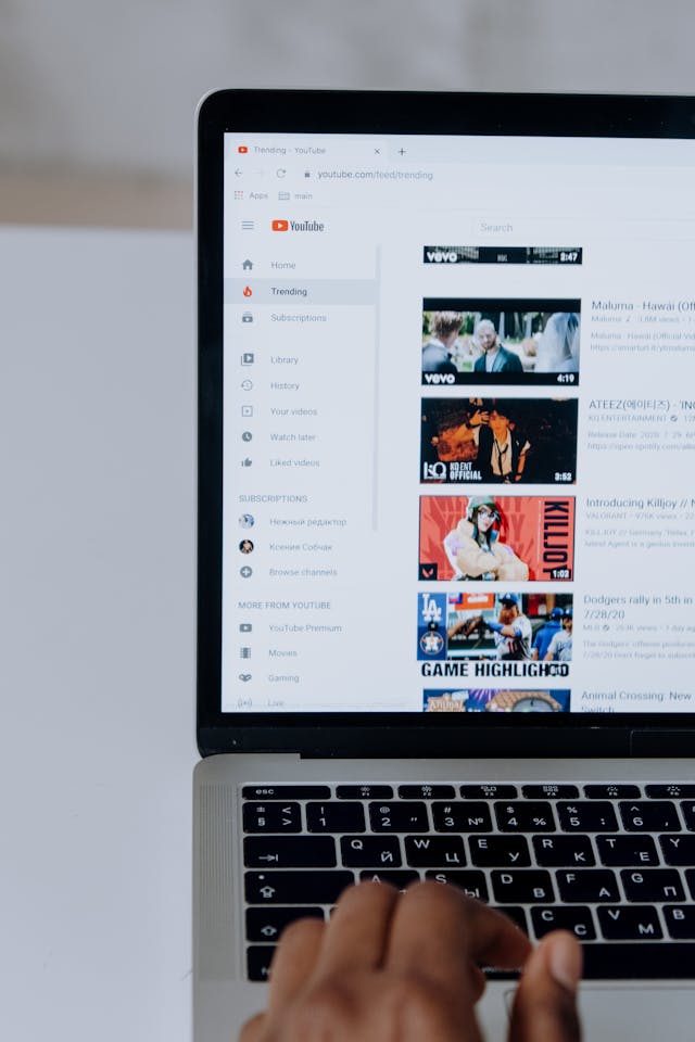 Ein Laptop, der die YouTube-Registerkarte "Trending" anschaut.