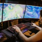 Eine Person, die League of Legends auf mehreren Bildschirmen spielt.