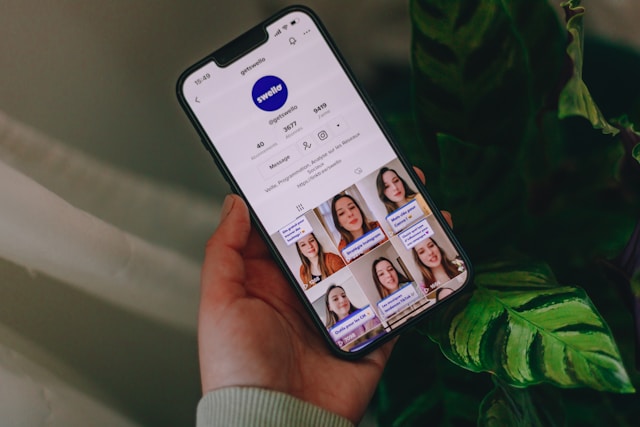 Ein Telefon, das das TikTok-Konto einer Person zeigt.