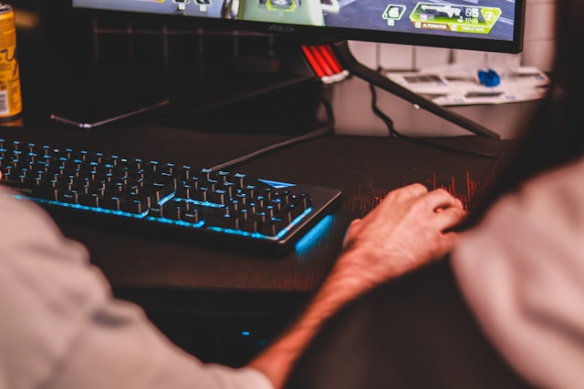 Eine Person spielt ein Videospiel auf ihrem PC.