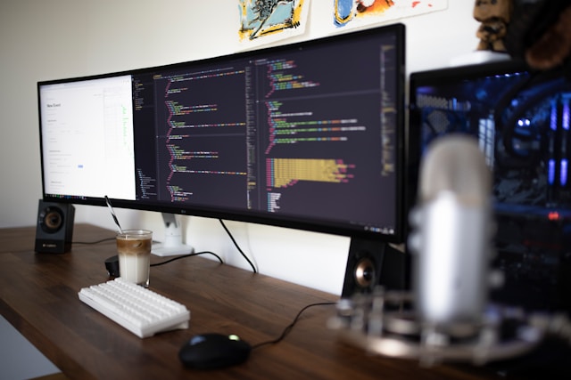 Ein großer Computermonitor mit vielen Codezeilen.