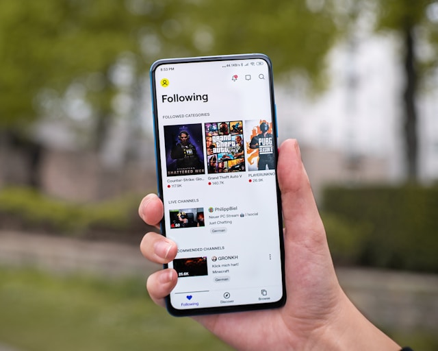 Das Telefon einer Person zeigt die Seite "Following" der Twitch-App.