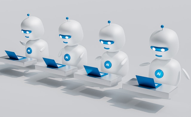 Eine Gruppe von vier weißen Robotern mit Laptops.