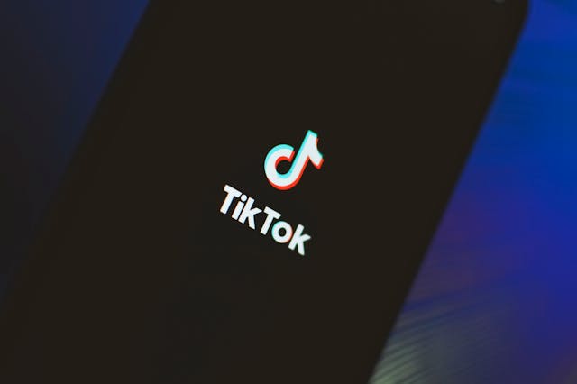 Ein Telefon, das die TikTok-App lädt.
