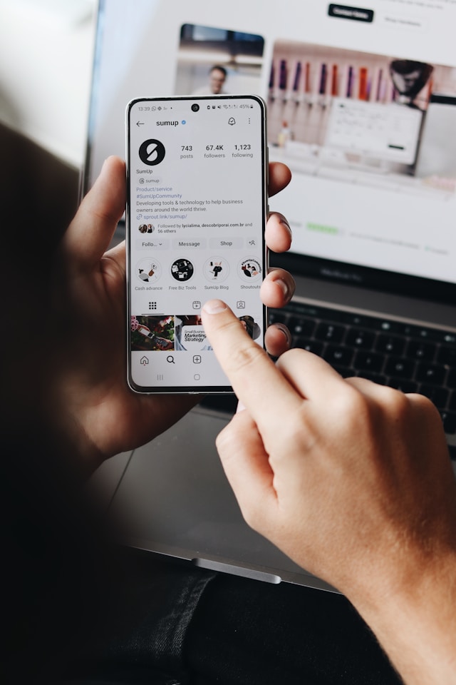 Ein Telefon, das ein Instagram-Profil mit über 67.000 Followern zeigt.