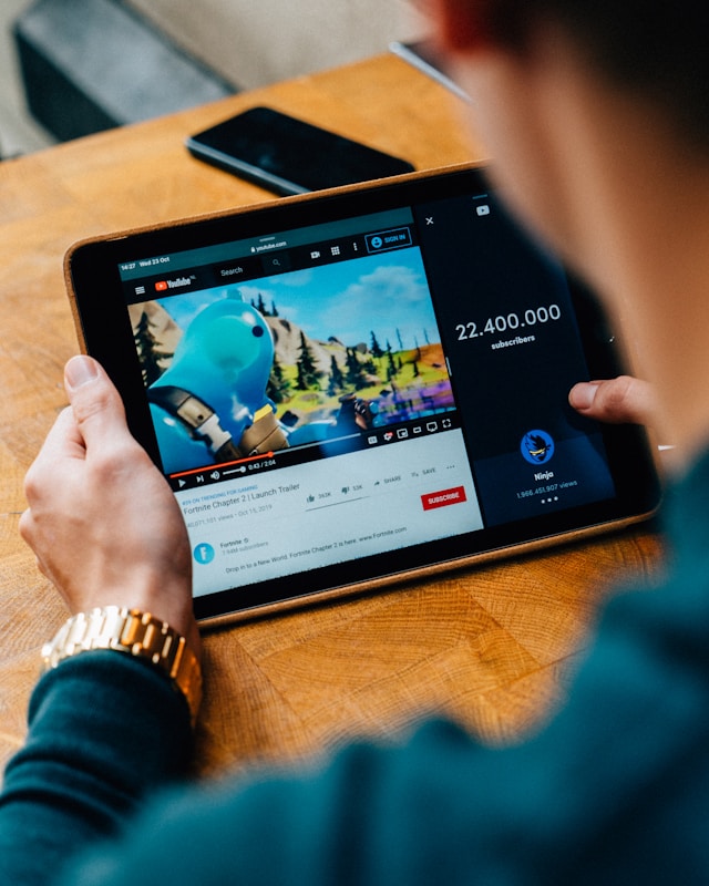 Eine Person sieht sich ein YouTube-Video auf ihrem Tablet an.