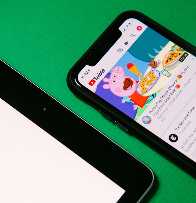 Ein Smartphone, das ein Peppa Pig-Video von YouTube auf dem Bildschirm anzeigt.
