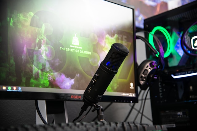 Ein Streaming-Setup mit einem Desktop-Computer, Kopfhörern und einem Mikrofon.