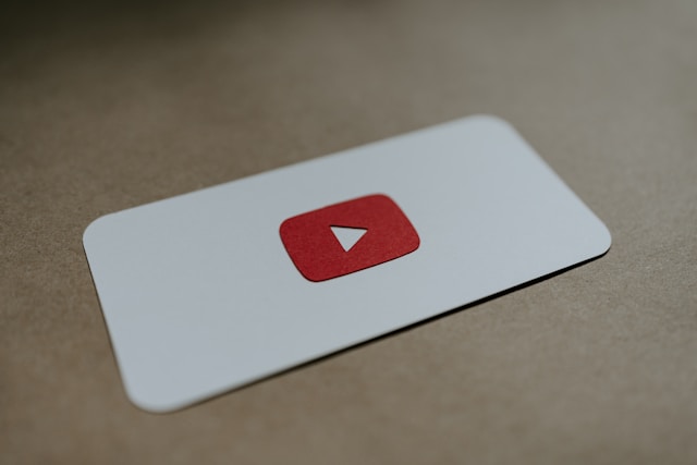 Die rot-weiße YouTube-Wiedergabetaste auf einer weißen Karten-App.