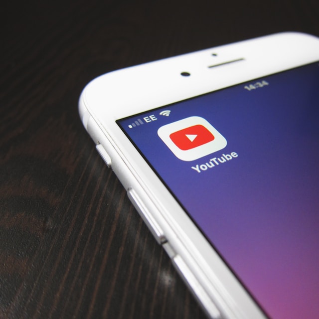 Ein Smartphone mit der YouTube-App auf dem Bildschirm.