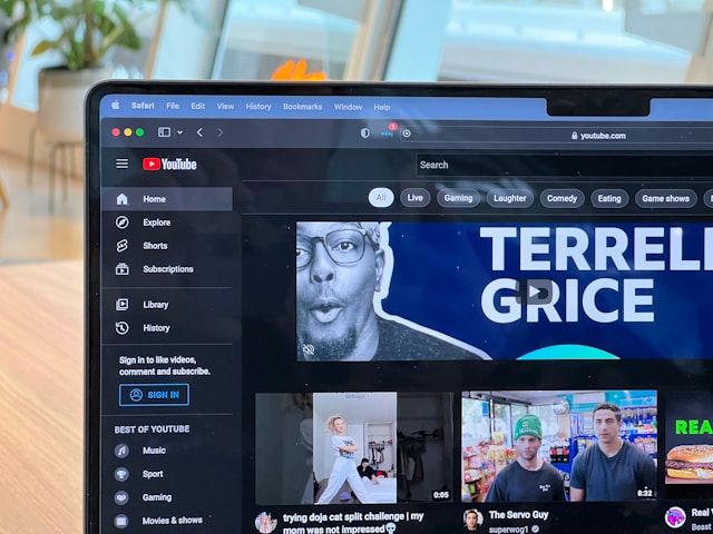 Ein YouTube-Feed wird auf einem Laptop-Bildschirm angezeigt.