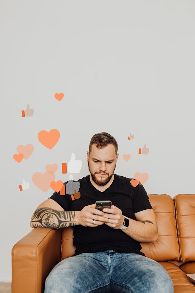 Eine Person, die auf einer Couch sitzt und von Herzen und Daumen-hoch-Symbolen umgeben ist.
