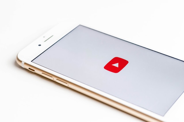 Ein Smartphone, das YouTube auf den Bildschirm lädt.