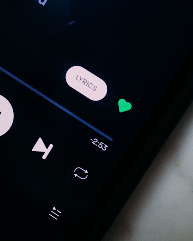 Eine Nahaufnahme der alten Herz/Like-Taste der Spotify-App.