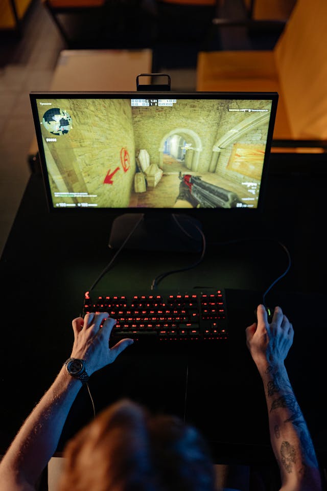 Eine Person spielt Counter-Strike auf ihrem Computer.
