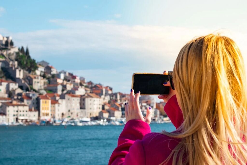 Una chica está haciendo una foto Instagrammable en vacaciones. 