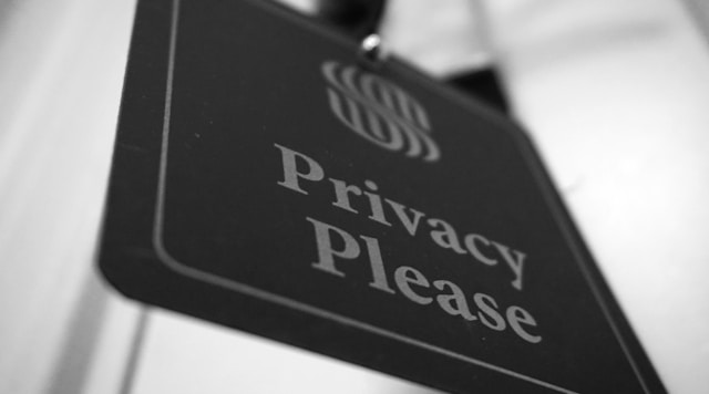 Un cartel con la inscripción "Privacidad, por favor".