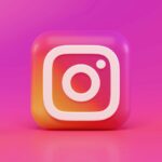 El logotipo de Instagram con fondo rosa.